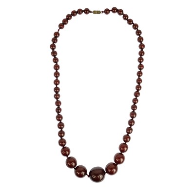 Lot 405 - A cherry amber bakelite necklace.