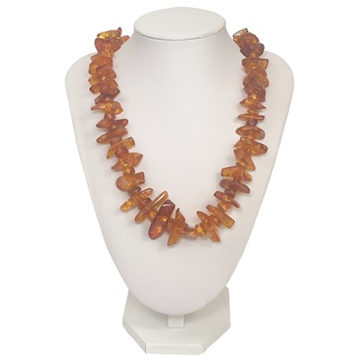 Lot 419 - An Amber irregular bead necklace.