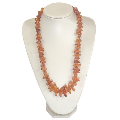 Lot 419 - An Amber irregular bead necklace.