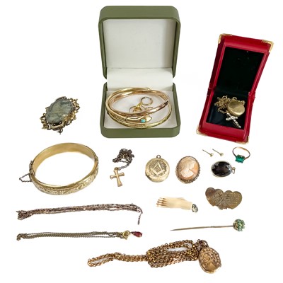 Lot 423 - A selection of gold tone costume jewellery.