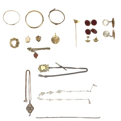 Lot 433 - A selection of gold tone costume jewellery.