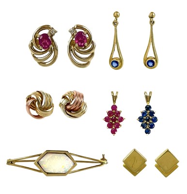 Lot 129 - A selection of 9ct jewellery.