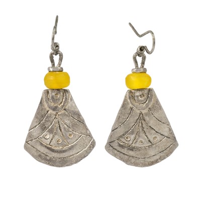 Lot 269 - A pair of silver and yellow bead pendant earrings by Guy Royle.