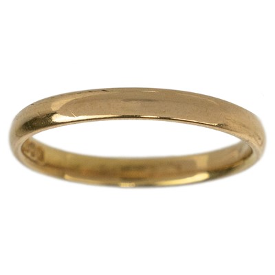 Lot 332 - A 22ct gold wedding band.