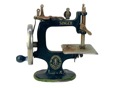 Lot 268 - An early 20th century miniature Singer sewing machine.