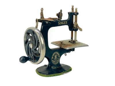 Lot 268 - An early 20th century miniature Singer sewing machine.