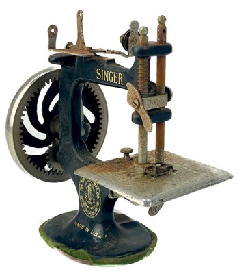Lot 268 - An early 20th century miniature Singer sewing machine.