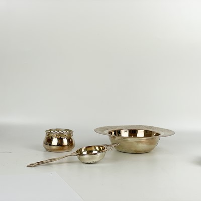 Lot 25 - A pair of Victorian silver bonbon dishes by Walker & Hall.