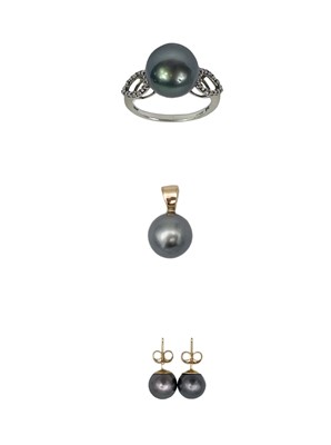 Lot 62 - A South Seas black cultured pearl suite of jewellery.