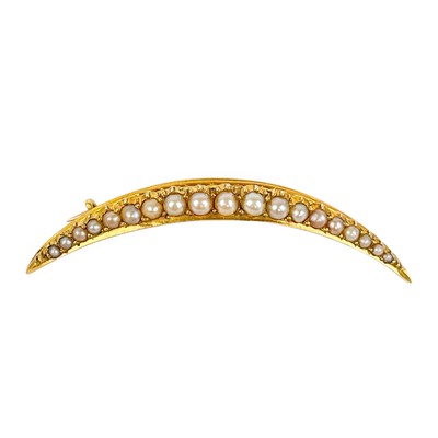 Lot 302 - A 15ct graduated split pearl set crescent brooch.