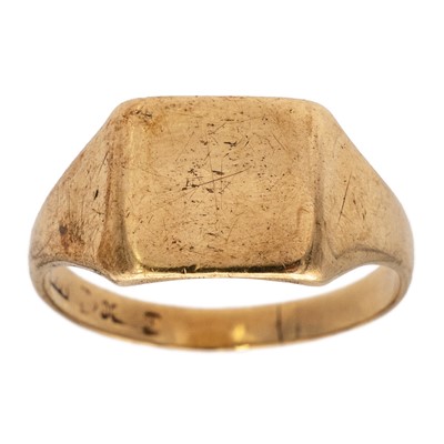 Lot 218 - A 9ct hallmarked gold signet ring.