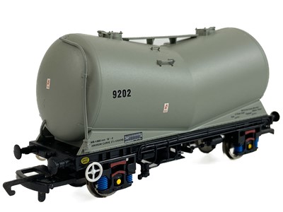 Lot 507 - Hornby / Bachmann boxed "OO" Tiger and PCA un-branded tank wagons (x15)