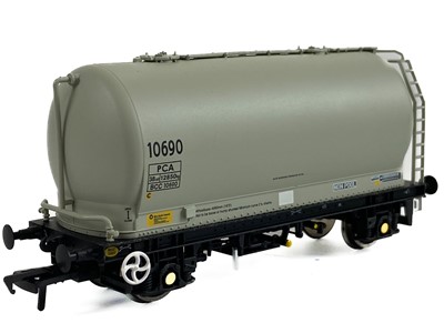 Lot 507 - Hornby / Bachmann boxed "OO" Tiger and PCA un-branded tank wagons (x15)