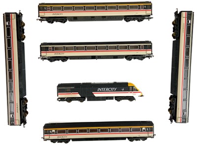 Lot 517 - "OO" Lima HST "Swallow" livery 3 un-motorised 125 power cars plus 9 compatible carriages (total 12)