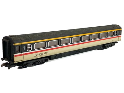 Lot 517 - "OO" Lima HST "Swallow" livery 3 un-motorised 125 power cars plus 9 compatible carriages (total 12)