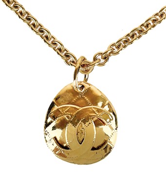 Lot 466 - A Chanel 24ct gold-plated oval quilted CC pendant necklace, circa 1994.