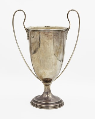 Lot 5 - A George V silver twin-handled pedestal lidded trophy by Mappin & Webb.