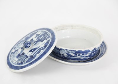 Lot 15 - A Chinese export blue and white porcelain tureen, Qianlong period.