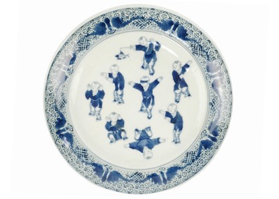 Lot 132 - A Chinese blue and white porcelain plate, circa 1800.