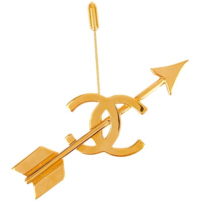 Lot 20 - A Chanel 24ct gold-plated CC and arrow lapel pin, circa 1993.