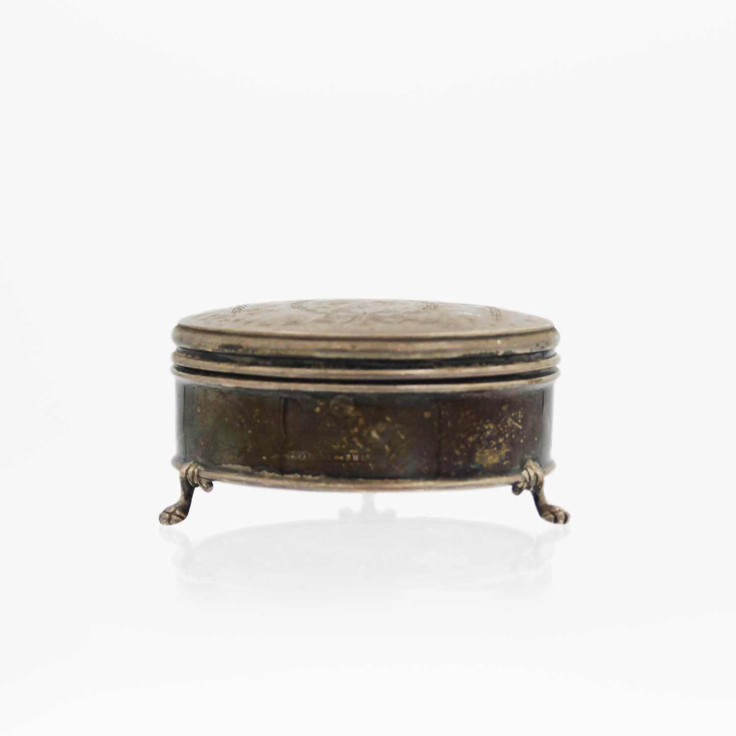 Lot 51 - A George V silver hinge lidded trinket box by William Henry Leather.