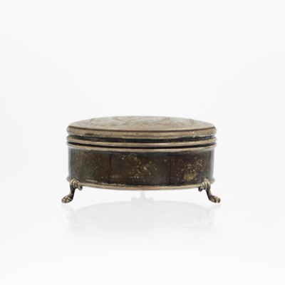 Lot 51 - A George V silver hinge lidded trinket box by William Henry Leather.