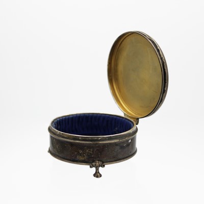 Lot 51 - A George V silver hinge lidded trinket box by William Henry Leather.
