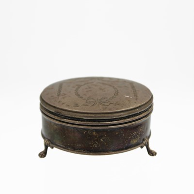 Lot 51 - A George V silver hinge lidded trinket box by William Henry Leather.