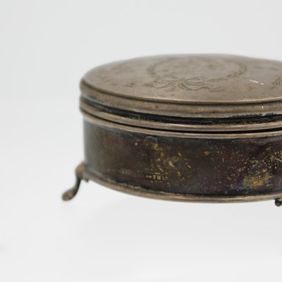 Lot 51 - A George V silver hinge lidded trinket box by William Henry Leather.