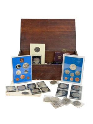 Lot 58 - GB cupro-nickel crowns 1951 to 1981 (x75) plus 1972 proof and 1980 un-circulated year sets