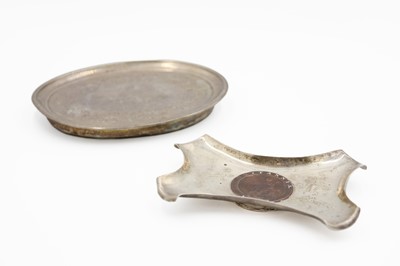 Lot 70 - An Edwardian silver ashtray set with a cartwheel penny by Horton & Allday.