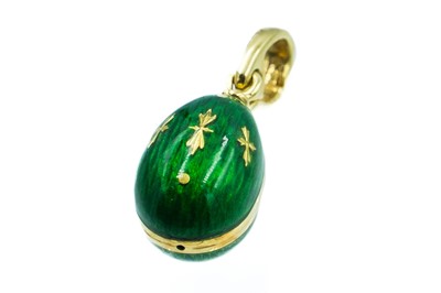 Lot 9 - A modern Faberge 18ct gold and enamel egg pendant, ref. F-1310 GR.