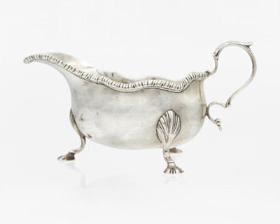 Lot 90 - An Edwardian silver gravy boat by Emma Doxey.