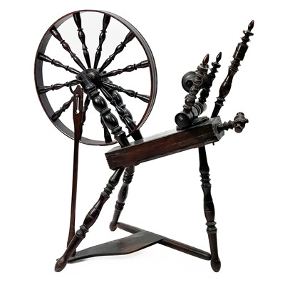 Lot 101 - An oak spinning wheel.