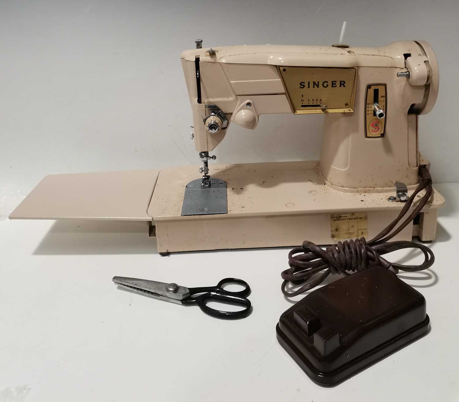 Lot 153 A Singer '317' heavyduty electric sewing