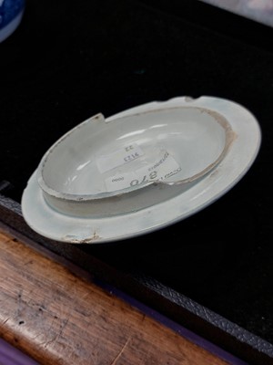 Lot 448 - A blue and white pearlware coffee pot and cover and a barrel-shaped jug and cover.