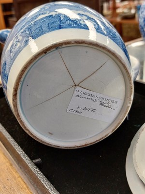 Lot 448 - A blue and white pearlware coffee pot and cover and a barrel-shaped jug and cover.