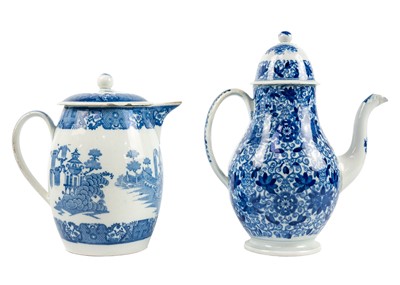 Lot 448 - A blue and white pearlware coffee pot and cover and a barrel-shaped jug and cover.