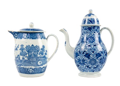 Lot 448 - A blue and white pearlware coffee pot and cover and a barrel-shaped jug and cover.