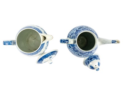 Lot 448 - A blue and white pearlware coffee pot and cover and a barrel-shaped jug and cover.