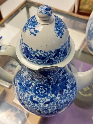 Lot 448 - A blue and white pearlware coffee pot and cover and a barrel-shaped jug and cover.