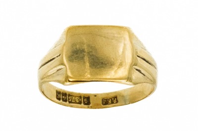 Lot 12 - A 9ct hallmarked gents signet ring.