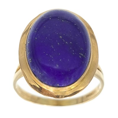 Lot 16 - A 14ct lapis lazuli set dress ring.