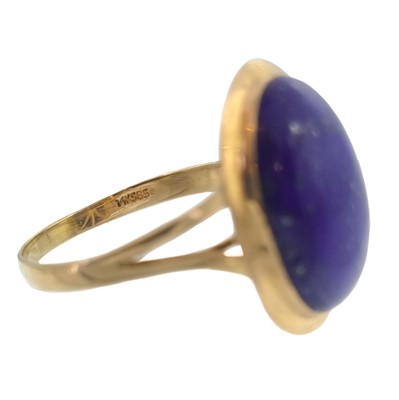 Lot 16 - A 14ct lapis lazuli set dress ring.