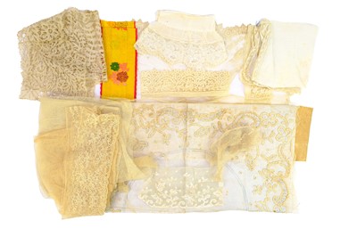 Lot 509 - A collection of good quality lace.