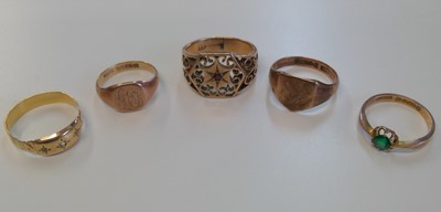 Lot 2581 - Four 9ct gold rings and an 18ct gold ring 17gm....