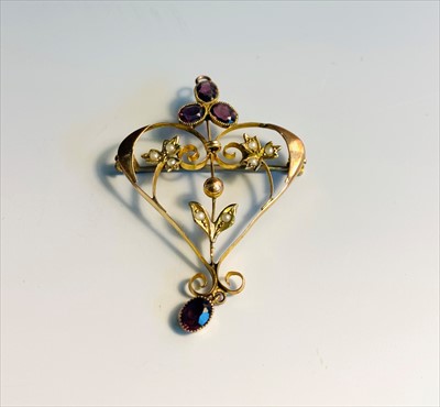 Lot 2582 - A gold Art Nouveau pendant/brooch