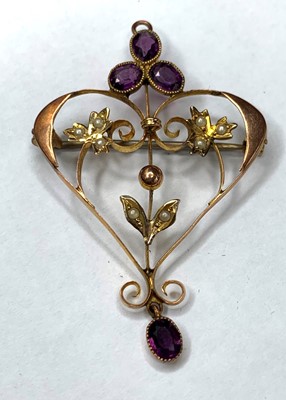 Lot 2582 - A gold Art Nouveau pendant/brooch