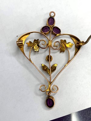 Lot 2582 - A gold Art Nouveau pendant/brooch