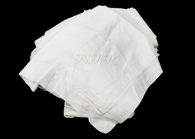 Lot 522 - A collection of good quality table linens.